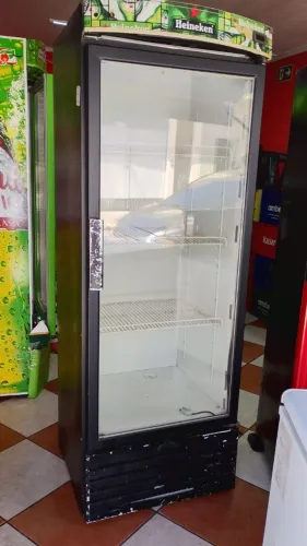Geladeira expositora com porta de vidro
