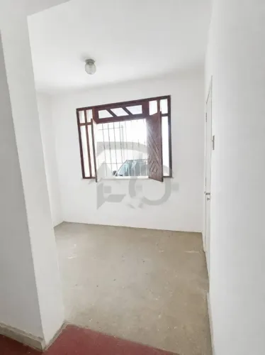 Casa à Venda no Bairro Cirurgia com 2 Garagens e Espaço para Reforma