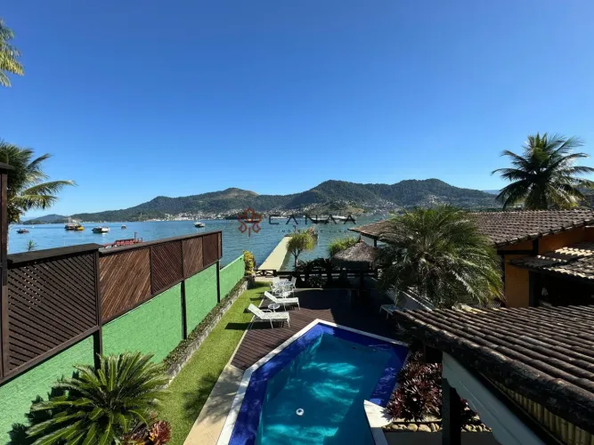 Linda casa costeira com pier e rampa de barco, piscina, 4 quartos
