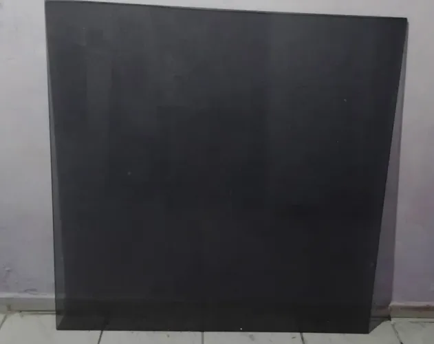 Vendo um vidro de uma mesa de 4 cadeiras,na cor vinho 