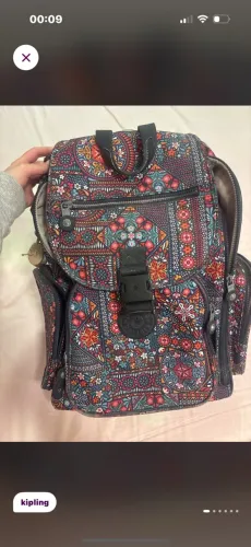 Mochila Kipling de rodinha grande estampada