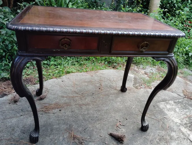 Mesa Antiga Estilo Chippendale em Madeira com 2 Gavetas - Clássica e Elegante