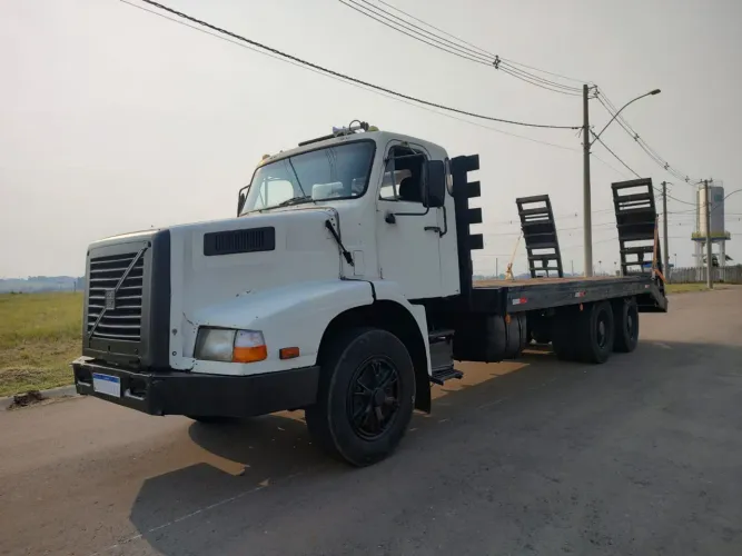 Caminhão traçado Volvo NL12 com plataforma