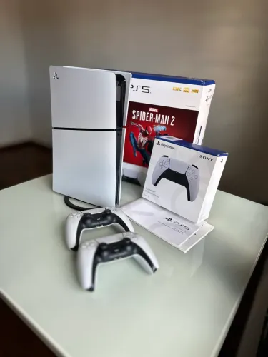 PS5 Slim Mídia Física + 2 Controles DualSense + Base de Brinde 