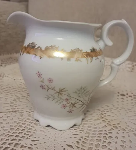 Leiteira antiga em porcelana Schmidt, com detalhes florais e dourados 