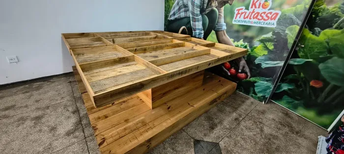 Venda de expositores para hortifruti, cada peça custa R$ 399,00.
