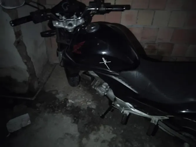 Vendo CB 300 por 3.500 e precisa fe reparo no moto.