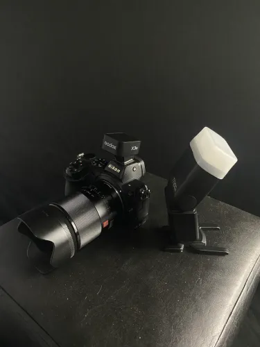 Nikon z5 + lente 35mm + rádio flash + flash