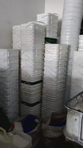 Baldes limpos com tanpa R$ 2 reais cada  redondo e quadrado 