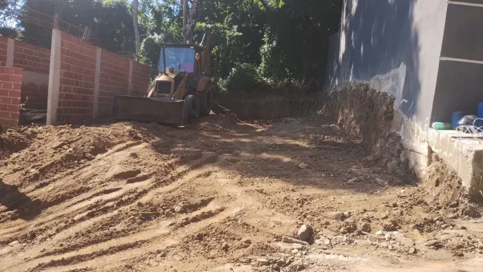 Vendo retroescavadeira Newroller em excelente estado de conservação .