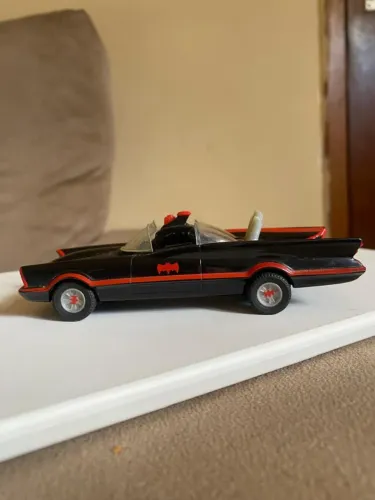 Miniatura Bat móvel modelo Lincoln Futura 1966