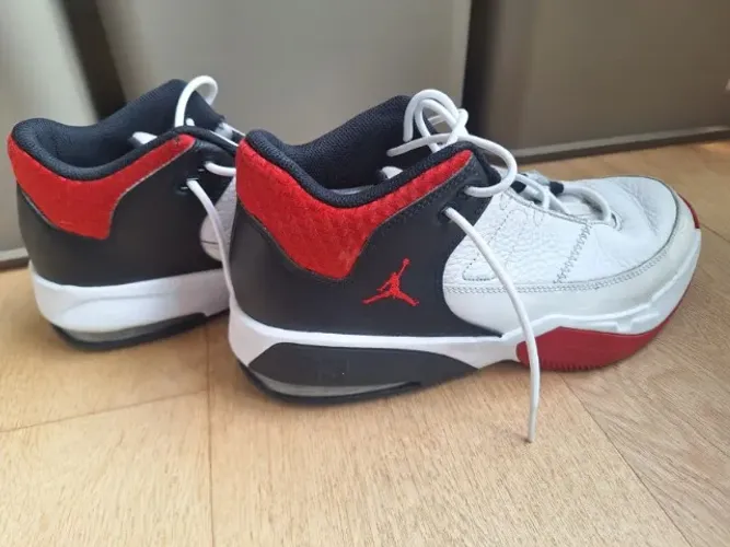 Tenis Jordan Max Aura 3 maculino universitário vermelho preto