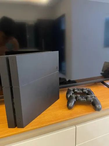Playstation 4 (versão Standard/500GB) + 2 controles (1 com problema de bateria)