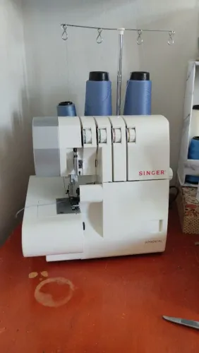 Máquina overlock doméstica Singer 