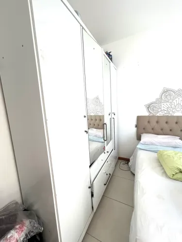 Guarda roupa com espelhos