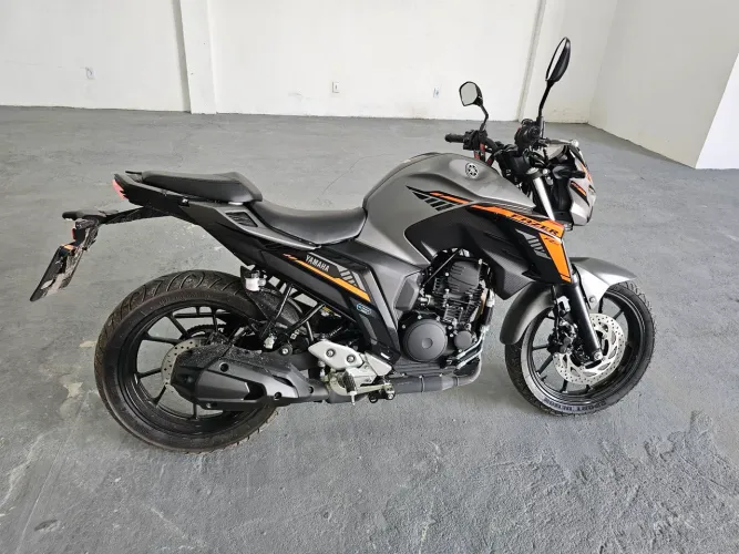 Moto zero único dono 2 mil kms apenas