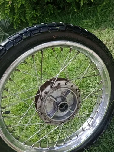 Aro traseiro com pneu e raios inox