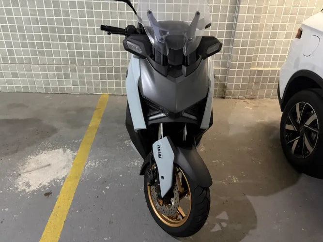 XMAX 300 cinza  apenas 1960 km igual a zero 