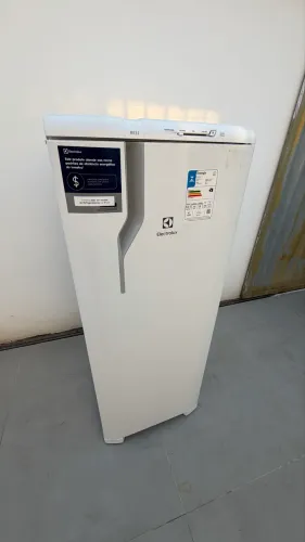 Geladeira Electrolux 240 litros 127v novinha