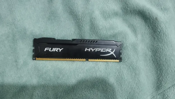 Kit duas placas de 8GB RAM Kingston HyperX Fury, identificada pelo modelo HX316C10FBK2/8 