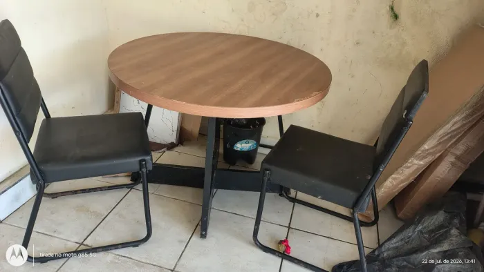 Mesa com 2 cadeiras 