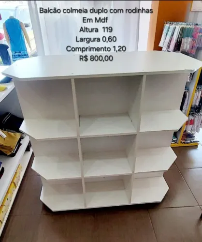 Balcão expositor colmeia duplo MDF com rodinhas