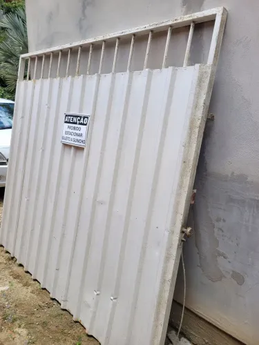 Portão grande de ferro