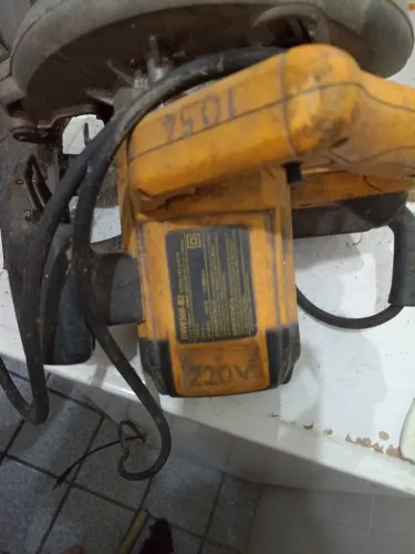 Serra Circular DeWalt 220V profissional