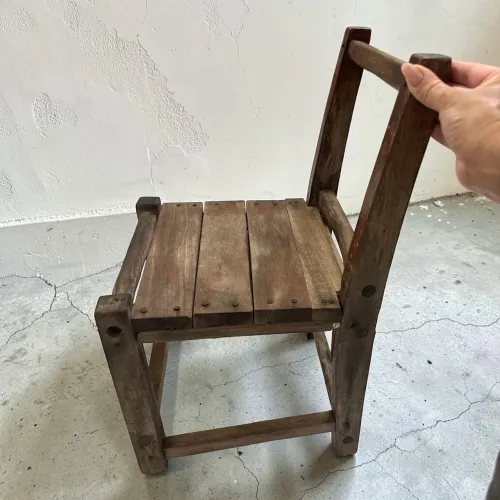 cadeira de madeira antiga é um item de colecionador, rústico e estilo colonial brasileiro