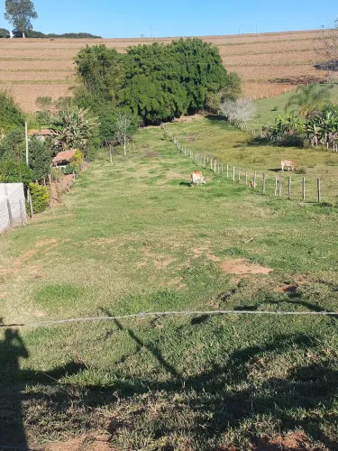 Linda Chácara com pequeno riacho no bairro dos cesarios
