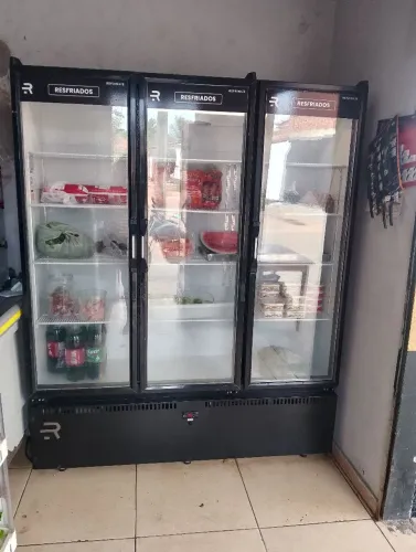 Pela foto, parece ser um refrigerador expositor Refrimate de 3 portas