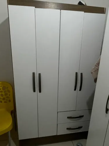 Guarda-roupa bem conservado