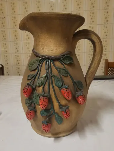 jarro decorativo com morangos