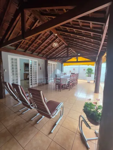 Casa à venda no Jardim Universal com 3 dormitórios e edícula em Araraquara
