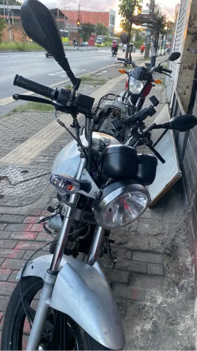 Suzuki yes 125 não é intruder, moto rodando normal e em dia so transferir 