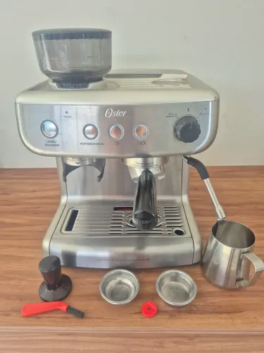 Cafeteira oster com moedor integrado