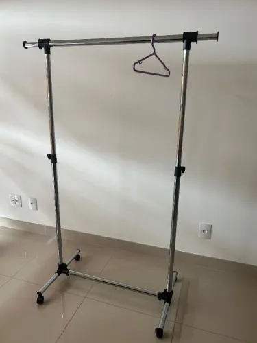 Arara de roupa regulável 