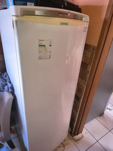 Geladeira usada com mal funcionamento