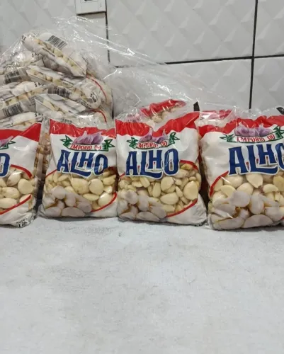 Revenda Alho descascado pacotes de 1 kg.