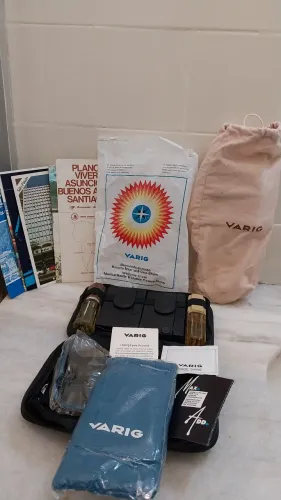 antigo kit da varig contendo necessaire e diversos itens