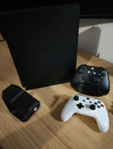Xbox One X com 2 controles e acessórios