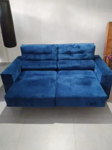Sofá três lugares retrátil manual em Suede azul excelente estado