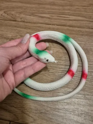 cobra de brinquedo de plástico branca verde e vermelho