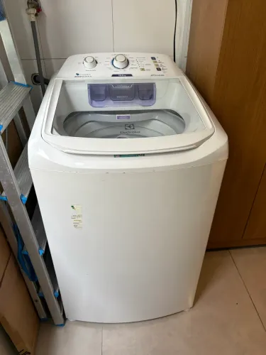 Máquina de lavar electrolux 10,5KG semi nova