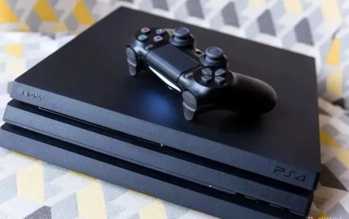 PlayStation 4 slim 1TB + 50 jogos + 2 consoles 