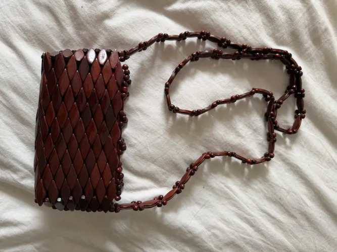 Bolsa marrom artesanal madeira envernizada forrada