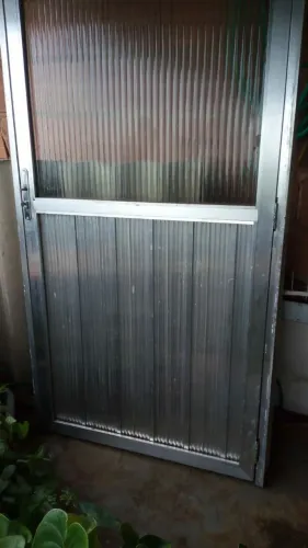Porta de alumínio precisando trocar a fechadura 210x95x10.