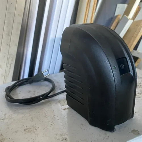 Estabilizador PowerEst 300 VA 110V 4 Tomadas Cor Preto