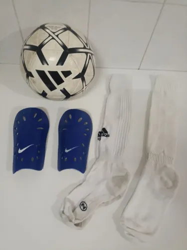 Bola Adidas, meia e Caneleira 