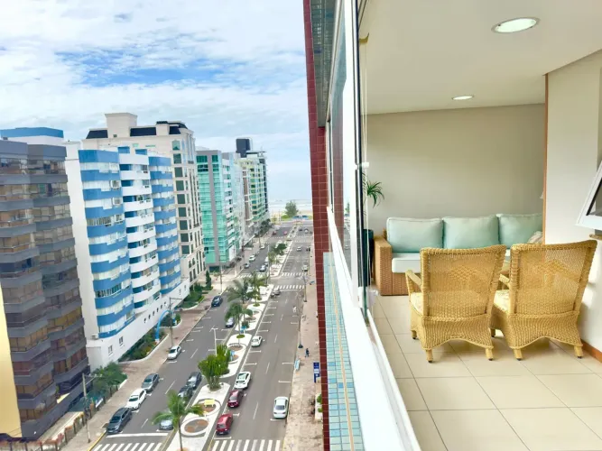 Sacada com vista pro mar e espaço gourmet, sol da manhã